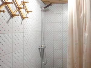 Ένα μπάνιο στο Apartment Chalet Anthamatten-1 by Interhome
