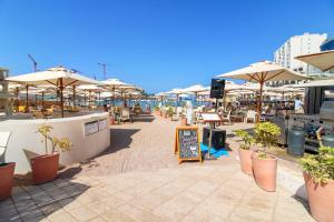 Ristorante o altro punto ristoro di Designer - 60 Seconds to the Beach I Free Parking!