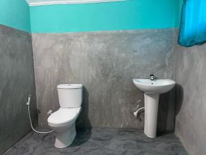 une salle de bains avec toilettes et lavabo dans l'établissement Vitamin sea beach cabana & hostel, à Nilaveli 50 autres photos
