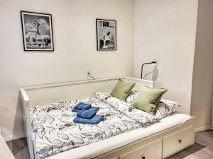 Postel nebo postele na pokoji v ubytování Studio White Locarno Apt-1 by Interhome