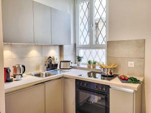 Kuchyň nebo kuchyňský kout v ubytování Studio White Locarno Apt-1 by Interhome