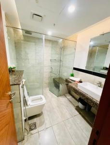 Ένα μπάνιο στο Modern ONE Bedroom Apartments in Gold Crest Mall With Al Fateh Store +197 φωτογραφίες
