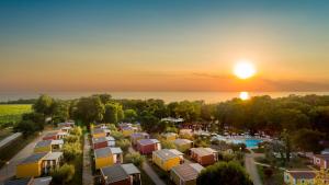 widok z powietrza na kemping z zachodem słońca w tle w obiekcie Aminess Planet Camping Holiday Homes Maravea w mieście Novigrad