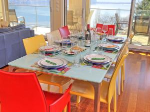 モントルーにあるApartment Le National Montreux-21 by Interhomeの長テーブル(椅子、皿、ワイングラス付) +44枚の写真