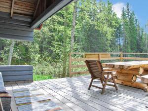 una terrazza in legno con tavolo e sedia di Holiday Home Jauli by Interhome a Latovesi