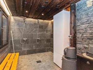un bagno con doccia e WC di Holiday Home Jauli by Interhome a Latovesi Altre 25 foto