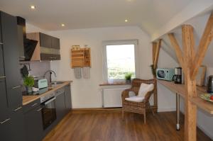 ドルム・ノイフェルトにあるDeichkiekerのキッチン(カウンター、椅子付) +16枚の写真