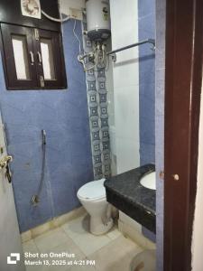 un baño con inodoro y lavabo en Hotel DownTown, en Nueva Delhi 32 fotos más