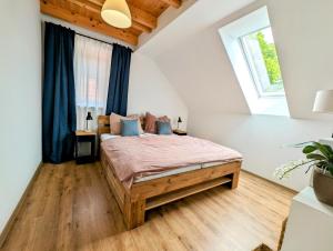 Posteľ alebo postele v izbe v ubytovaní Rodinné apartmány Dobrné