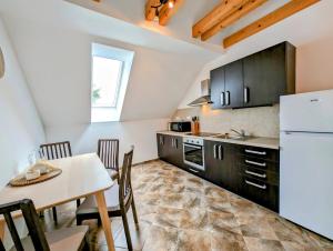 Kuchyňa alebo kuchynka v ubytovaní Rodinné apartmány Dobrné