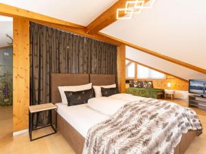 een slaapkamer met een groot bed in een kamer bij Holiday Home Heimatliebe by Interhome in Ramsau