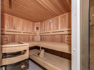 een sauna met houten lambrisering en een houten plafond bij Holiday Home Heimatliebe by Interhome in Ramsau