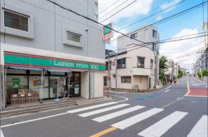 eine Kreuzung einer leeren Straße mit einem Geschäft in der Unterkunft shan-Nishiochiai 2F in Tokio