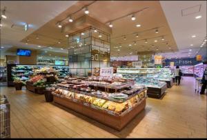 ein Lebensmittelgeschäft mit einer großen Auswahl an Obst und Gemüse in der Unterkunft shan-Nishiochiai 2F in Tokio