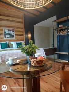 a living room with a table and a bed at La Hijuela in El manzano historico
