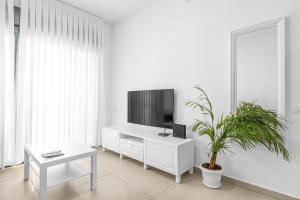 TV a/nebo společenská místnost v ubytování Luxury Suite Apartment With Sea View #56 By Hashdera Eilat