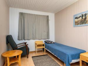 une chambre avec un lit, une table et une fenêtre dans l'établissement Holiday Home Huhmari 21 by Interhome, à Polvijärvi