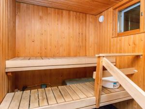 - un sauna en bois avec une échelle dans l'établissement Holiday Home Huhmari 21 by Interhome, à Polvijärvi 7 autres photos