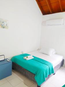 a bedroom with a bed with a green blanket at Apto Centro Ciudad Amurallada - Centro Historico - Q in Cartagena de Indias +5 photos
