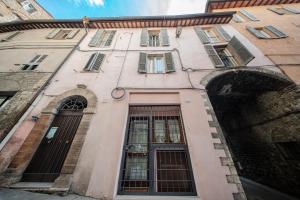 budynek z oknami w obiekcie Perugia Apartments w mieście Perugia