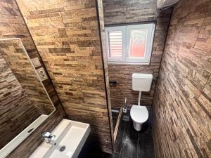 Kúpeľňa v ubytovaní Mila Pet friendly holiday house with private place on the beach