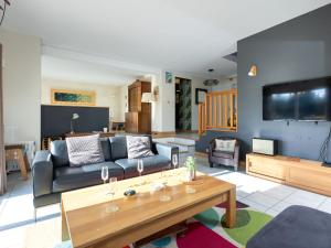 Plouër-sur-RanceにあるHoliday Home L'évasion Nordique by Interhomeのソファとテーブルのあるリビングルーム
