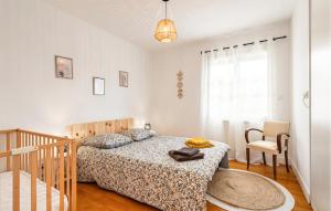 Ένα ή περισσότερα κρεβάτια σε δωμάτιο στο 3 Bedroom Awesome Home In Atur