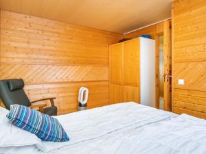 une chambre avec un lit blanc et une chaise dans l'établissement Holiday Home Huhmari 17 by Interhome, à Polvijärvi 11 autres photos