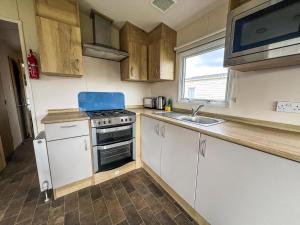 Köök või kööginurk majutusasutuses Homely 8 Berth Caravan At Dovercourt Holiday Park, Essex Ref 44201H