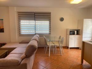una sala de estar con un sofá y una mesa en Apartamento en Pinos de Alhaurin, en Alhaurín de la Torre