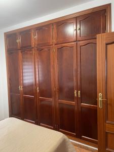 un gran armario de madera en un dormitorio en Apartamento en Pinos de Alhaurin, en Alhaurín de la Torre