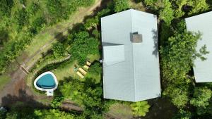 Bazén v ubytovaní ChamGaia off-grid eco-villa alebo v jeho blízkosti