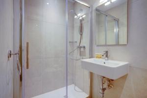 Bilik mandi di Kirxa Rooms and Suites