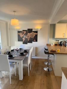 ブラックネルにある4BR Home Free Parking Long stays Contractor friendlyのテーブルと椅子のあるキッチンとダイニングルーム