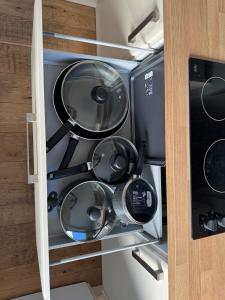 ブラックネルにある4BR Home Free Parking Long stays Contractor friendlyのキッチンには鍋やフライパンがたくさんあります。