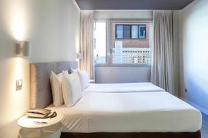 Postel nebo postele na pokoji v ubytování Suites Viena Plaza de España + 37 fotografií