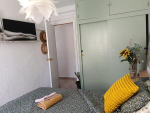 Televízia a/alebo spoločenská miestnosť v ubytovaní Coty's Beach, habitaciones en casa compartida
