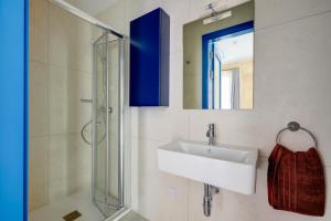 Bilik mandi di Kirxa Rooms and Suites