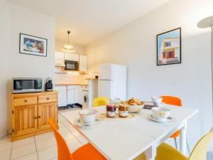 Køkken eller tekøkken på Apartment Parc de Pontaillac-32 by Interhome