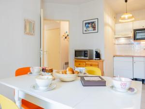 Køkken eller tekøkken på Apartment Parc de Pontaillac-32 by Interhome + 19 billeder