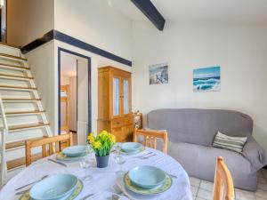 una sala de estar con una mesa y un sofá en Holiday Home Hameau de Talaris-18 by Interhome, en La Palmyre
