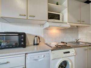 una cocina con lavadora y microondas en Holiday Home Hameau de Talaris-18 by Interhome, en La Palmyre 19 fotos más