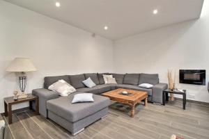 een woonkamer met een bank en een tafel bij Le Monté Cristo in Marseille