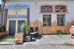 een gebouw met een hek ervoor bij Le Monté Cristo in Marseille