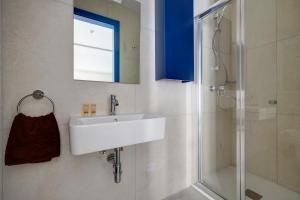 Bilik mandi di Kirxa Rooms and Suites