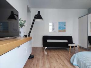 Televízia a/alebo spoločenská miestnosť v ubytovaní APARTAMENT KOŁOBRZEG