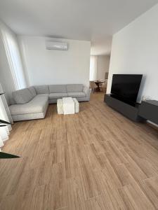 ein Wohnzimmer mit Couch und Flachbildfernseher in der Unterkunft Apart Hotel Spa Resort Becici, Budva Апартаменты с двумя мастер-спальнями in Becici