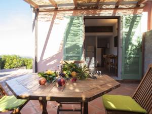 En balkon eller terrasse på Apartment Borgo Patresi-1 by Interhome