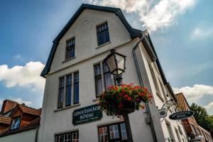 a building with a flower pot on the side of it at Greetsieler Börse in Greetsiel