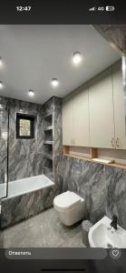 Ένα μπάνιο στο Коттедж